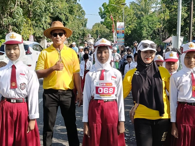 LOMBA GERAK JALAN MEMERIAHKAN HUT RI KE- 80 JALIN KEKOMPAKAN dan KREATIVITAS SISWA