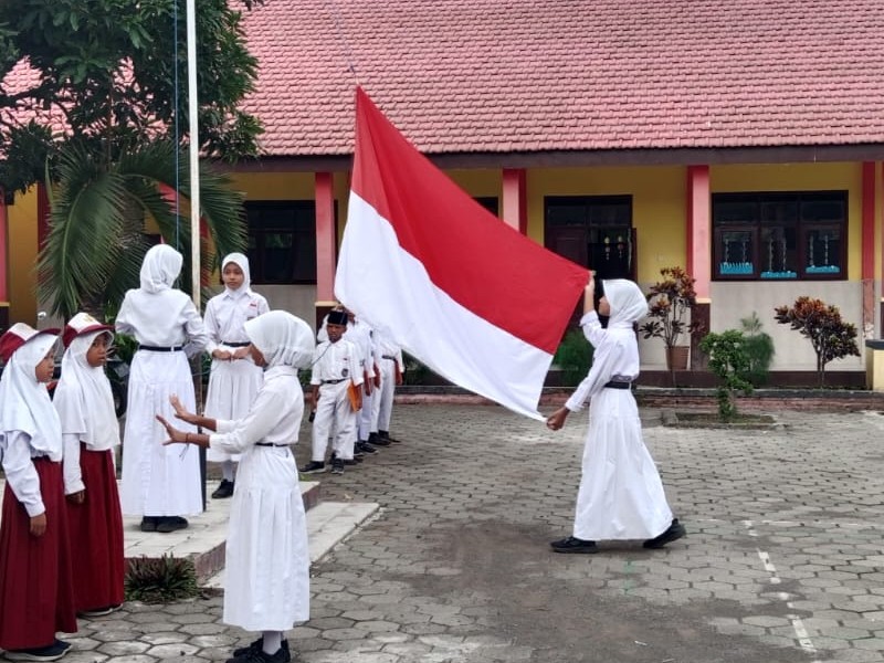 PELAKSANAAN UPACARA BENDERA PADA AWAL MASUK SEMESTER 2 TAHUN PELAJARAN 2025-2026