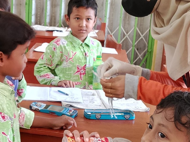 PEMBERIAN OBAT CACING OLEH PUSKESMAS SUBOH DI SD NEGERI 2 DAWUAN