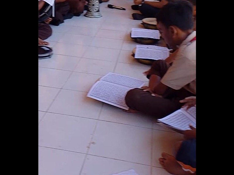 JUM'AT MANIS di SDN 2 DAWUAN, KHATAMAN AL-QUR'AN BERSAMA DEWAN GURU DAN SELURUH SISWA